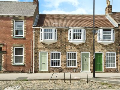 Front Street, 2 bedroom Mid Terrace House to rent, £1,050 pcm