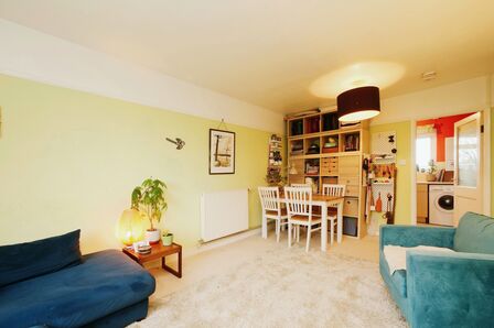 Windsor Garth, 1 bedroom  Flat for sale, £135,000