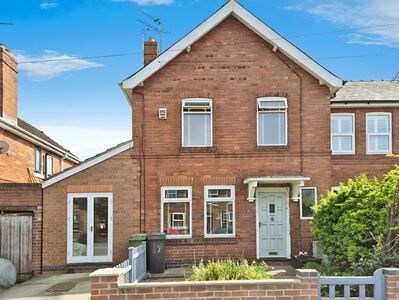 Howe Hill Road, 3 bedroom Semi Detached House to rent, £1,350 pcm