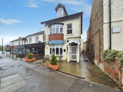 The Green, 2 bedroom Flat to rent, &pound;950 pcm