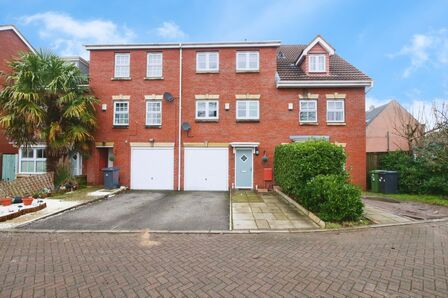 3 bedroom Mid Terrace House for sale