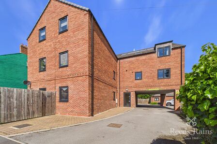 Gale Lane, 1 bedroom Flat for sale, &pound;180,000