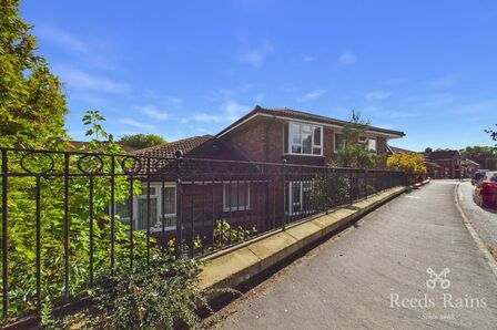 2 bedroom Flat for sale