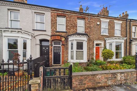 3 bedroom Mid Terrace House for sale