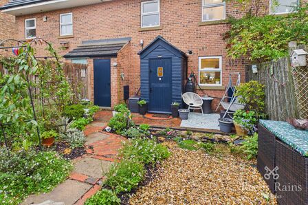 3 bedroom Mid Terrace House for sale