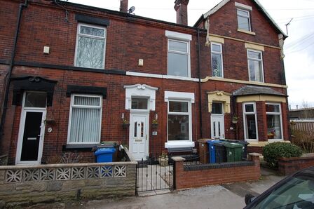 Crowthorn Road, 2 bedroom Mid Terrace House to rent, £900 pcm