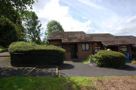 Woodfield Close, 2 bedroom End Terrace Bungalow for sale, £105,000