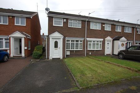 Sharon Close, 3 bedroom End Terrace House to rent, £1,100 pcm