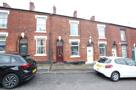 2 bedroom Mid Terrace House for sale