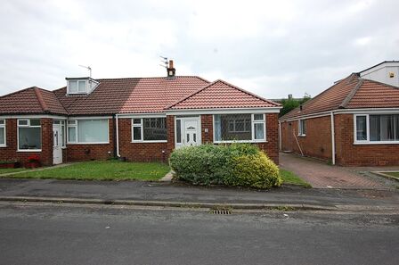 Beverley Close, 2 bedroom Semi Detached Bungalow to rent, £1,300 pcm