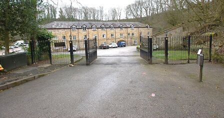 Oldham Road, 2 bedroom  Flat for sale, £150,000