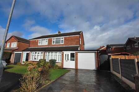 Charnwood Close, 3 bedroom Semi Detached House to rent, &pound;1,700 pcm