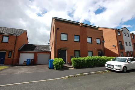 Dunster Close, 3 bedroom Semi Detached House to rent, &pound;1,500 pcm