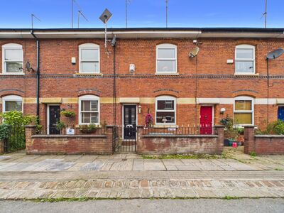 3 bedroom Mid Terrace House for sale