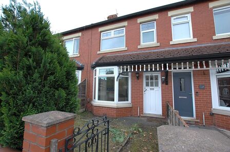 Stockport Road, 2 bedroom Mid Terrace House to rent, &pound;1,000 pcm