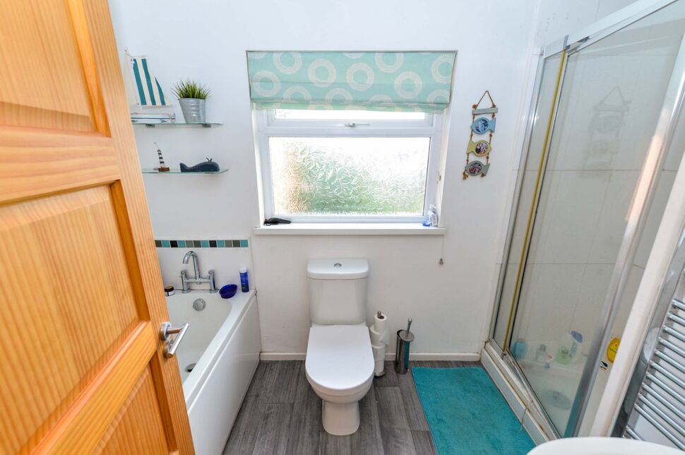 4 bedroom Detached House for sale, Ascot Park, Belfast, BT5 £245,000