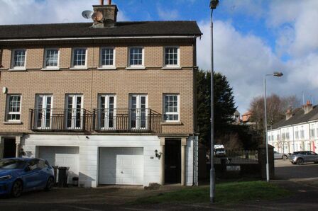 4 bedroom End Terrace House to rent
