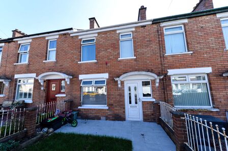 3 bedroom Mid Terrace House for sale
