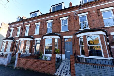3 bedroom Mid Terrace House for sale