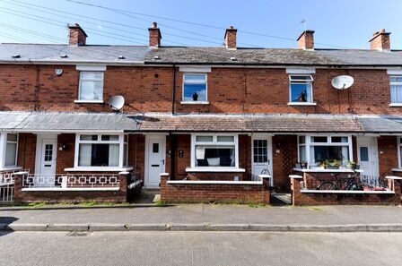 Oakdene Drive, 2 bedroom Mid Terrace House for sale, £159,950