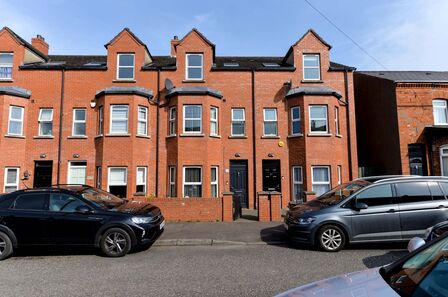 Victoria Road, 4 bedroom Mid Terrace House for sale, £249,950