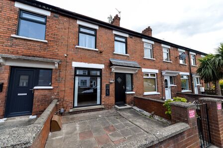 2 bedroom Mid Terrace House for sale