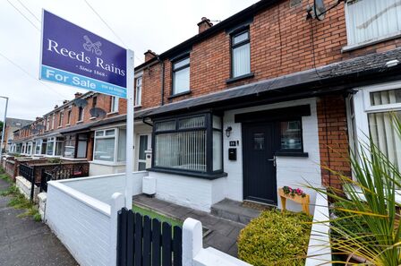3 bedroom Mid Terrace House for sale