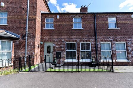 3 bedroom Mid Terrace House for sale