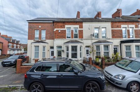 Nevis Avenue, 2 bedroom Mid Terrace House to rent, £1,195 pcm