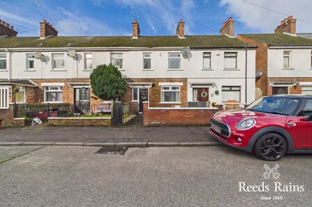 3 bedroom Mid Terrace House for sale
