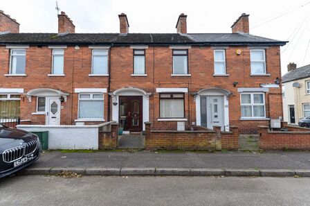 Oakdene Parade, 2 bedroom Mid Terrace House for sale, £147,950