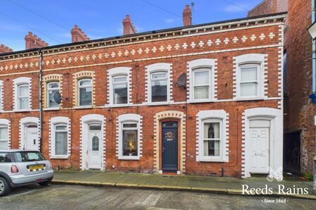 4 bedroom Mid Terrace House for sale