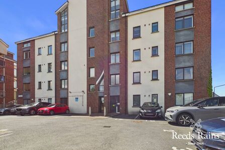 2 bedroom Flat for sale