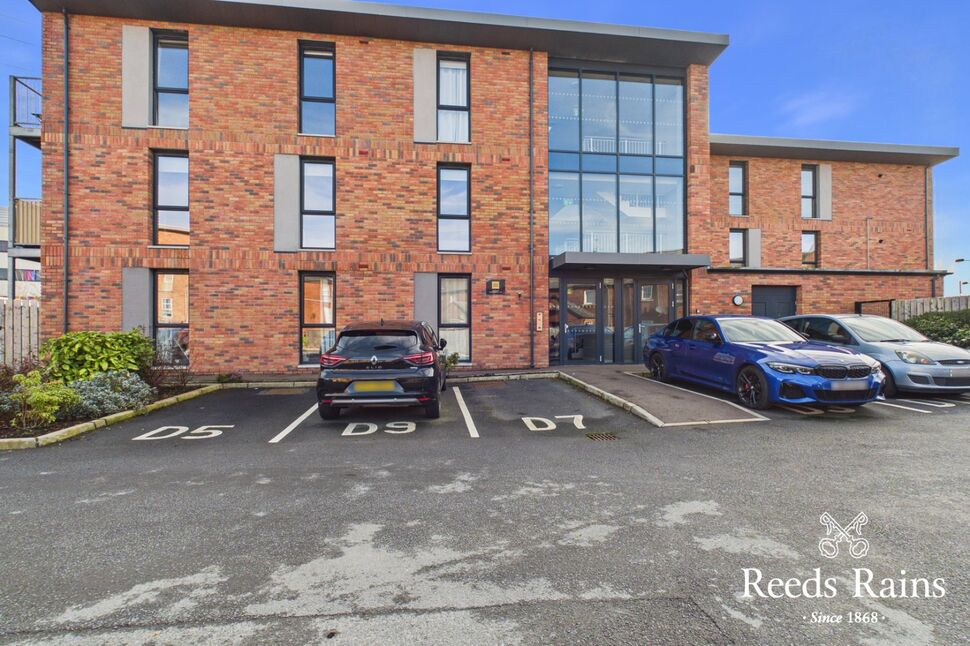 2 bedroom Flat for sale