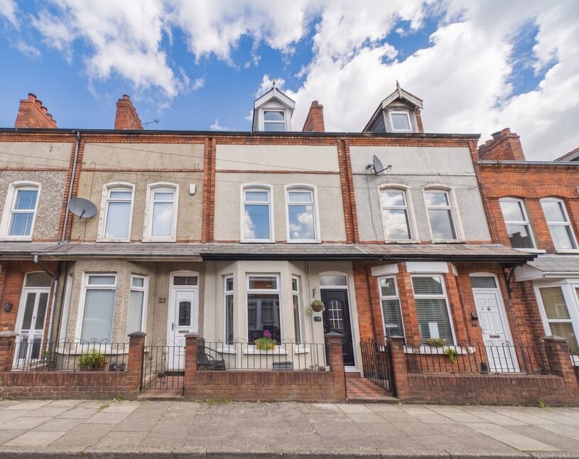 3 bedroom Mid Terrace House for sale