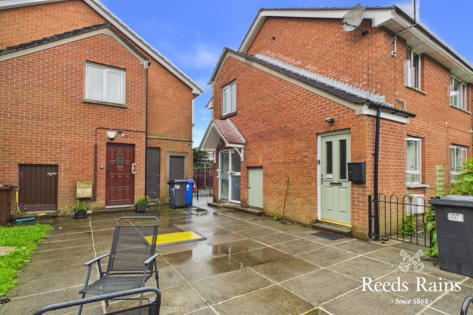 2 bedroom Flat for sale
