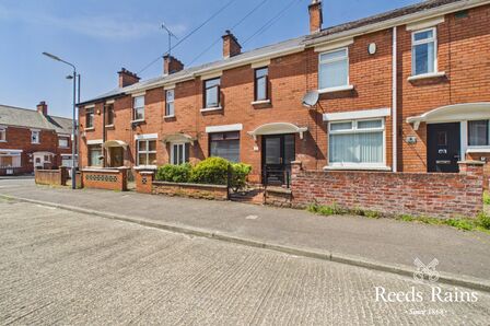 3 bedroom Mid Terrace House for sale