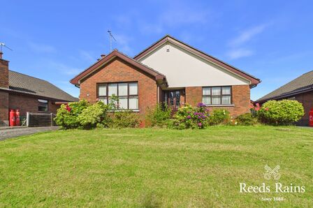 Carrowreagh Gardens, 4 bedroom Detached Bungalow for sale, &pound;235,000
