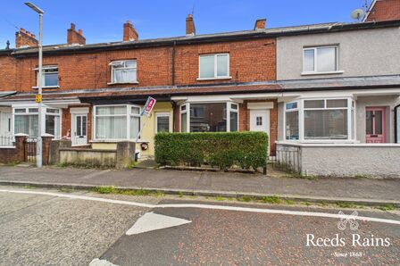2 bedroom Mid Terrace House for sale