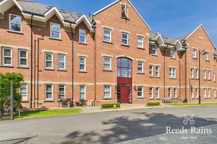 2 bedroom Flat for sale