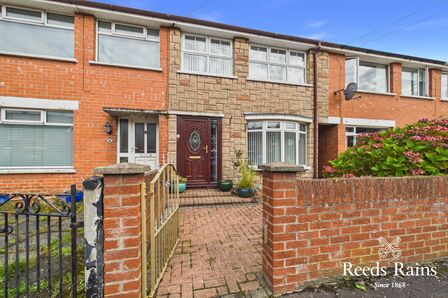 3 bedroom Mid Terrace House for sale