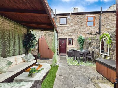 2 bedroom Mid Terrace House for sale