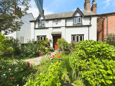 Walton Green, 4 bedroom Detached Property for sale, £375,000