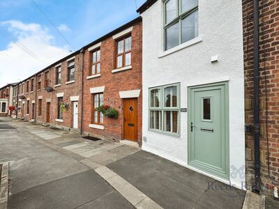 3 bedroom Mid Terrace House for sale