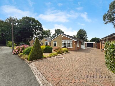 Fowler Close, 3 bedroom Detached Bungalow for sale, £410,000