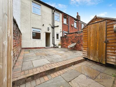 3 bedroom Mid Terrace House for sale