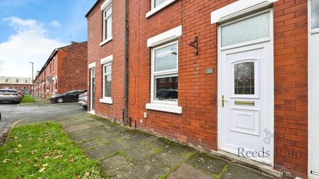 3 bedroom Mid Terrace House for sale