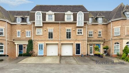 4 bedroom Mid Terrace House for sale