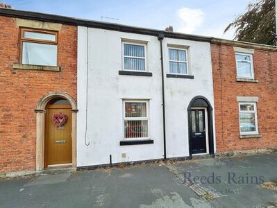 Victoria Road, 2 bedroom Mid Terrace House to rent, &pound;900 pcm