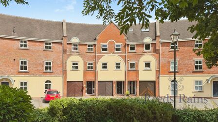 4 bedroom Mid Terrace House for sale